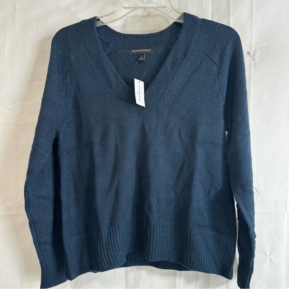 Banana Republic Women’s Soft Classic V-Neck Sweater Navy Small